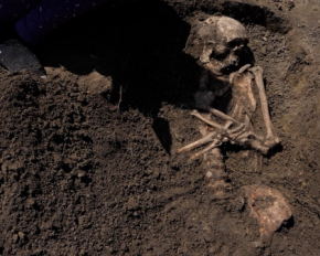 Студенти розкопують давнє поховання