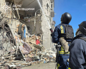 Момент попадания авиабомбы по жилому дому в Харькове попал на видео