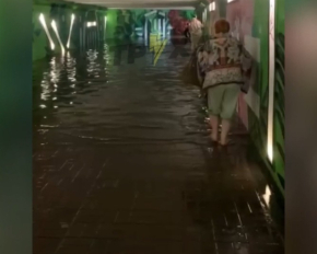 Потужна злива перетворила вулиці Києва на річки: відео