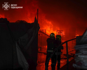 Ракетний удар по Одесі: рятувальники гасили масштабну пожежу