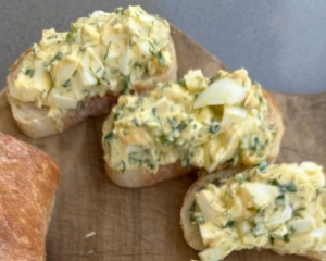Сніданок за 5 хв.: як приготувати яєчний салат за рецептом Савви Лібкіна