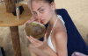 20-летняя дочь Гайди Клум устроила фотосессию в тесном купальнике и с кокосом