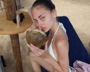 20-річна донька Гайді Клум влаштувала фотосесію у тісному купальнику та з кокосом