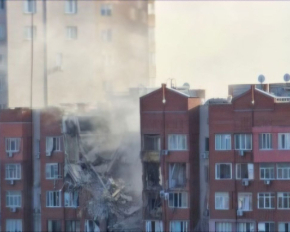 Россияне попали ракетой по многоэтажке в Днепре: фото и видео