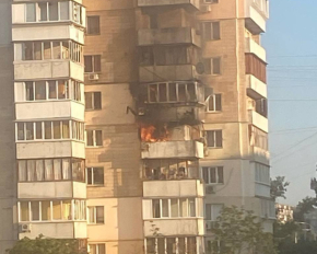 Россияне нанесли ракетный удар по Киеву: обломки повредили многоэтажку