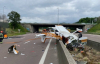 На автостраде близ Парижа разбился самолет: есть погибшие