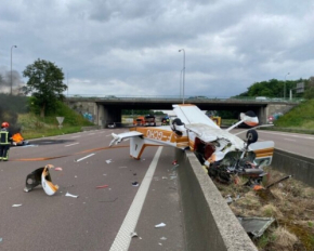 На автостраде близ Парижа разбился самолет: есть погибшие
