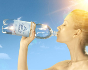 Ученые исследовали все риски от бутылированной воды, которая долго стоит на солнце