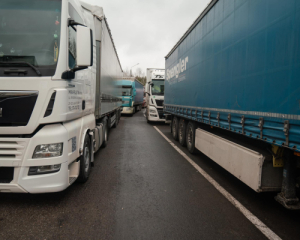 Обмеження Польщею пропуску вантажівок: в уряді України відреагували