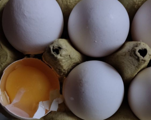 Чому яйця не можна розбивати ножем перед приготуванням: чотири причини
