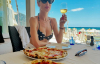 Відвертий купальник, піца, вино і красиві пейзажі: 42-річна супермодель показала, як проводить відпустку біля моря