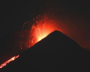 Вулкан Этна на Сицилии начал выпускать фонтаны лавы: видео
