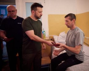 Зеленский в Одессе посетил раненых военных и вручил им награды