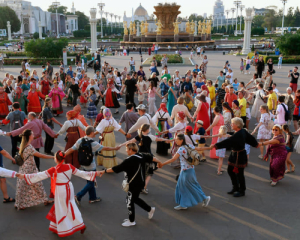 Росіянам хочуть заборонити всі розваги: залишити тільки хоровод