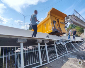 Міст обвалився на вантажівку: рух у напрямку столиці перекрили