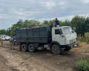 Операция &quot;Рукавичка&quot;: пограничники остановили КАМАЗ, забитый полсотней уклонистов - видео