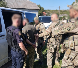 В Тернопольской области мужчина в военной форме стрелял по людям из автоматического оружия. Есть погибшие и раненые - полиция