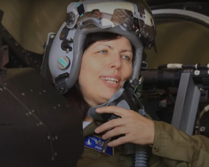 Мать пилота "Джуса" села в кабину истребителя F-16