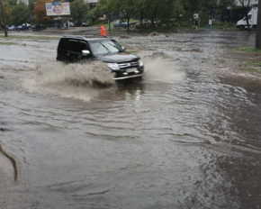 В Одессе затопило улицы. Выпала почти полумесячная норма дождей - фото