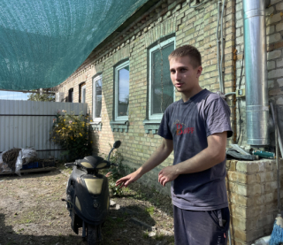 Жаби у підвалах, жовта вода і карасі у полях: як живуть у підтопленому селі, де захлинувся наступ РФ на Київ