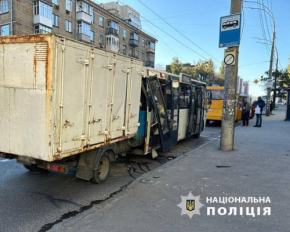 В столице грузовик  влетел в маршрутку с людьми: много пострадавших