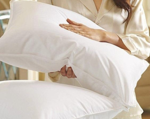 Забудете про безсоння та болі в шиї: як правильно обрати і розташувати подушку під час сну