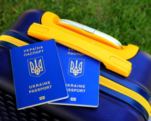 Майже третина молодих українців хочуть виїхати за кордон - назвали мотиви
