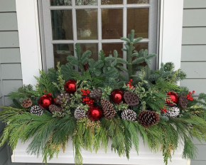 Як створити затишну атмосферу свята біля вікна: ідеї декору, які прикрасять ваш двір