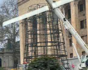 У Тбілісі на місці протестів встановлюють ялинку