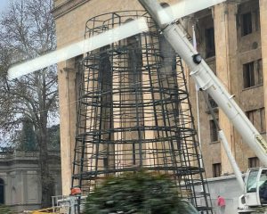 У Тбілісі на місці протестів встановлюють ялинку