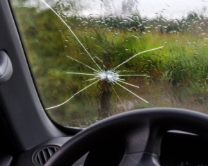 Чому взимку потрібно негайно усувати сколи на автосклі: поради експертів