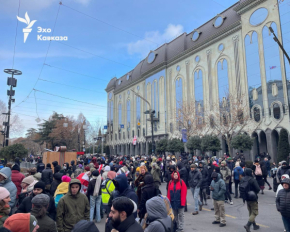 У Грузії почали обирати президента. Протестувальники вийшли під парламент