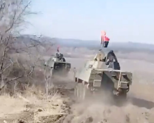 Польський міністр обурився прапорами УПА на наданих Україні БТРах