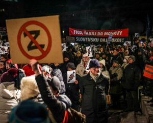 В Братиславе тысячи людей протестуют против &quot;друга Путина&quot; премьера Фицо