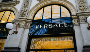 Італійський дім моди Versace виставили на продаж. Його планує купити Prada