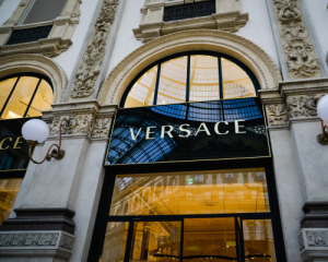 Італійський дім моди Versace виставили на продаж. Його планує купити Prada