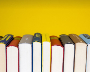 Что читали украинцы в 2024 году: "Книгарня Є" собрала ТОП-100 самых популярных книг