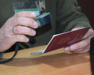 Купив трьох "дітей" за 6 тисяч євро: мешканець Донеччини намагався незаконно виїхати за кордон