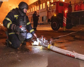 В Харькове из-за вражеской дроновой атаки начался пожар на производственных помещениях: среди пострадавших есть ребенок