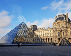 Лувр начнет масштабную реконструкцию для демонстрации картины "Мона Лиза"