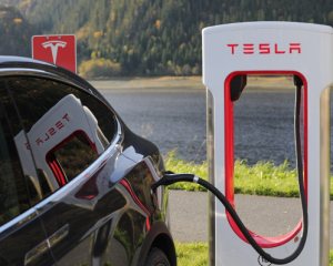 Прибутки Tesla впали на 70%: що сталося