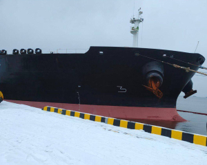 В порту РФ Усть-Луга после взрывов тонет танкер со 130 тыс. т мазута