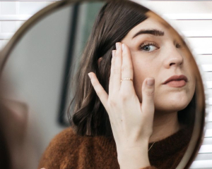 Як позбутися набряків на обличчі за 10 хв.: ефективні способи