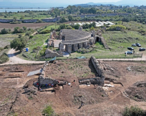 На главной площади нашли храм императора