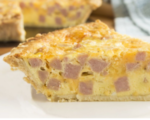 Замість бутербродів: сирний пиріг із сосисками, який сподобається дітям