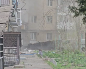 Оккупанты массированно обстреляли центр Херсона: в городе частично исчез свет