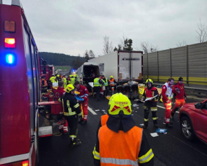 В Австрии микроавтобус с украинцами врезался в грузовик: есть погибшие и раненые