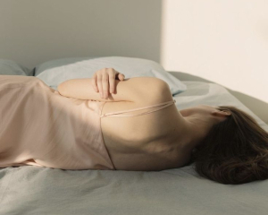 Зникнуть болі в шиї та колінах: які пози для сну найкращі