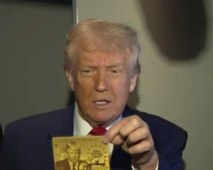 "Дуже захопливо, правда?" -Трамп вперше показав "золоту карту" за $5 млн