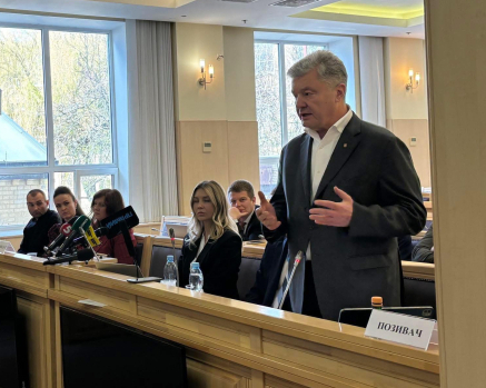 Петро Порошенко звинувачує уряд у фальсифікації документів